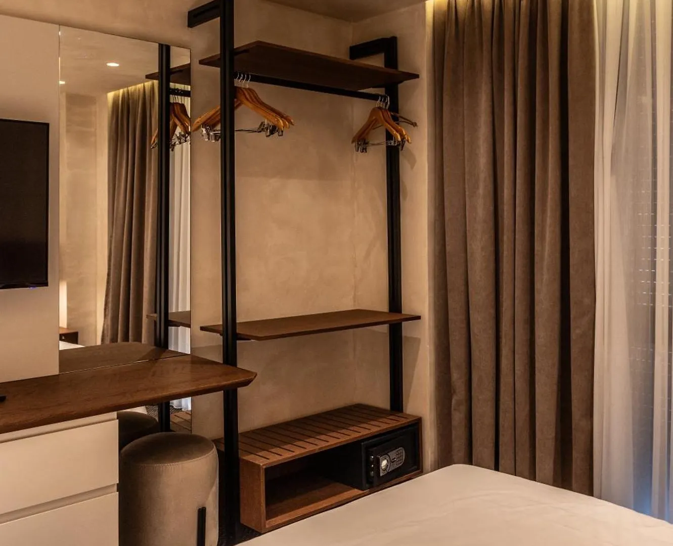 Mattis Hotel تيرانا 4*,  ألبانيا