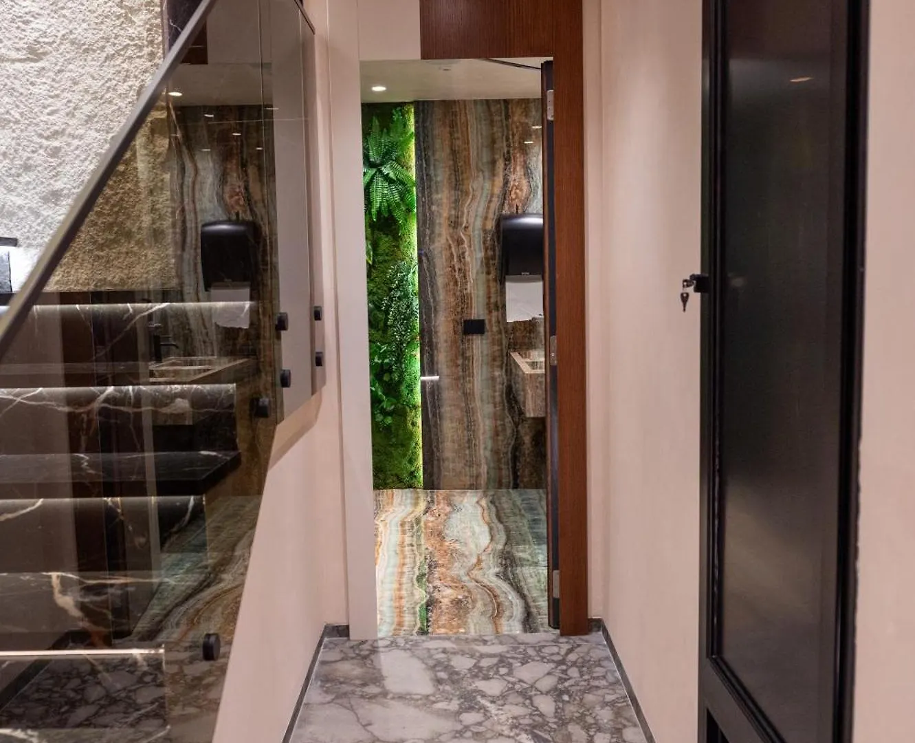 Mattis Hotel تيرانا 4*,